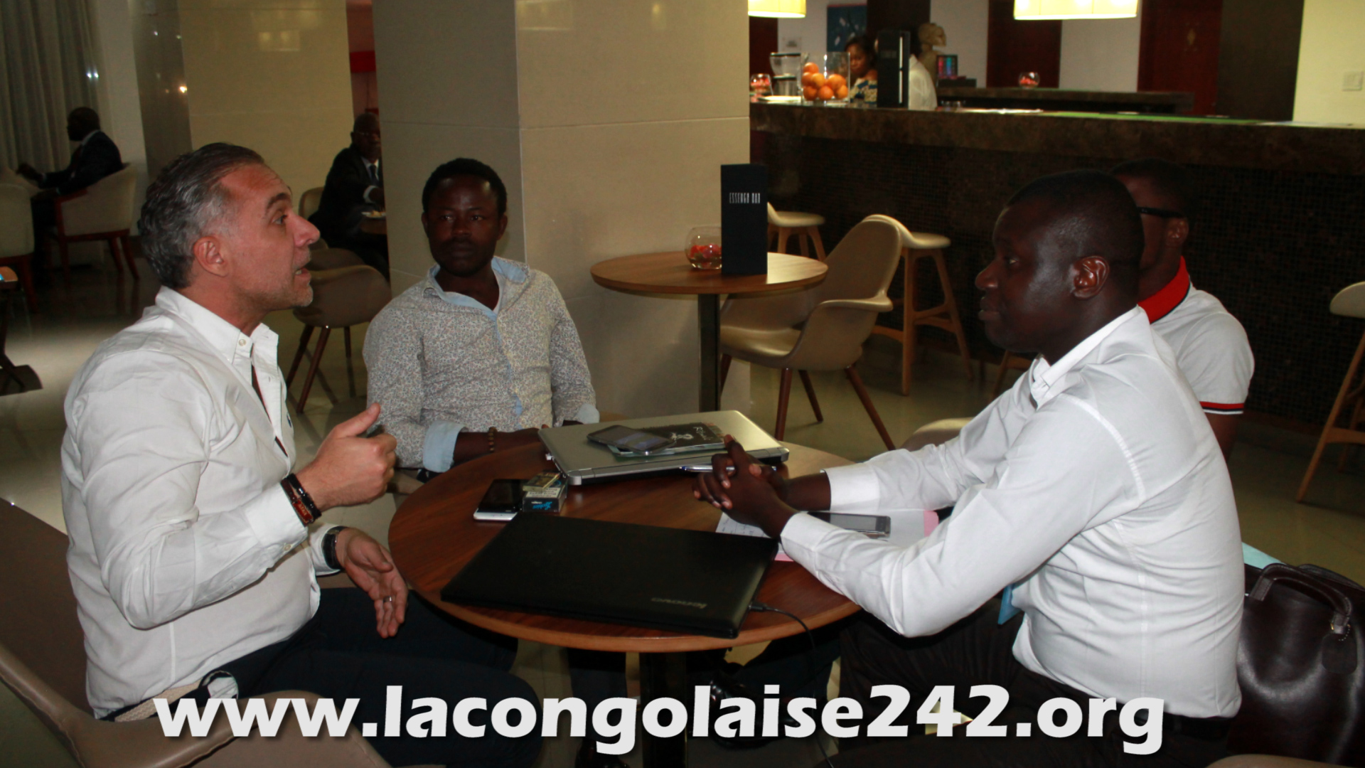 Rencontre entre le staff de la Congolaise 242 et Alexandre Becher, Directeur Artistique et Relations Publiques de PEFACO HOTEL MAYA-MAYA 5*.