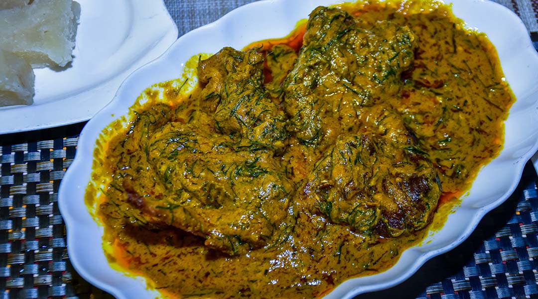 RECETTE : “POULET À LA MOAMBE” UN DES PLATS LÉGÉNDAIRES DE LA GASTRONOMIE CONGOLAISE