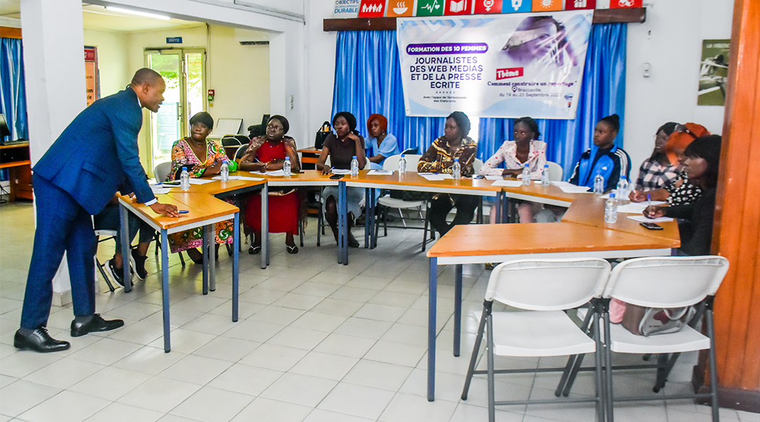 10 FEMMES JOURNALISTES EN FORMATION SUR LA CONSTRUCTION ET LA RÉALISATION D’UN REPORTAGE