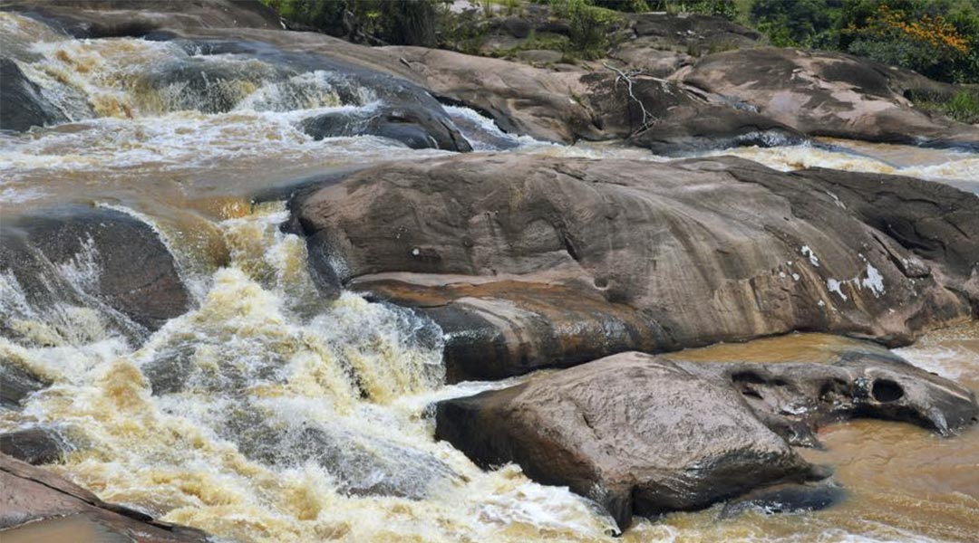 UNE IMMERSION DANS LES PROFONDEURS DE LA CHUTE DE BELA