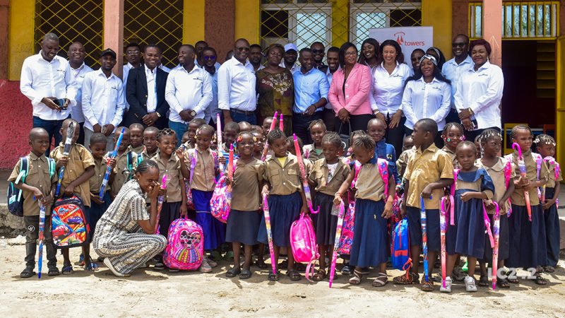 DONATION DES KITS SCOLAIRES AUX ÉLÈVES DE L’ÉCOLE 15 AOÛT 1963 DE POTO-POTO PAR HELIOS TOWERS CONGO