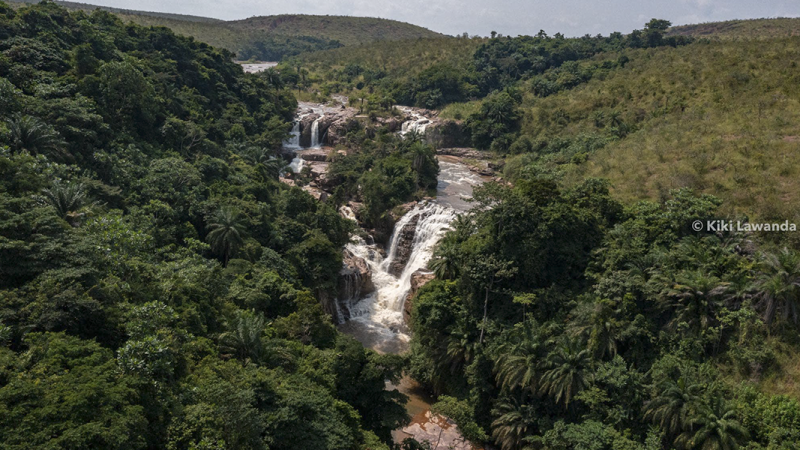 AU CŒUR DE LA SPLENDIDE CHUTE DE NGOYO